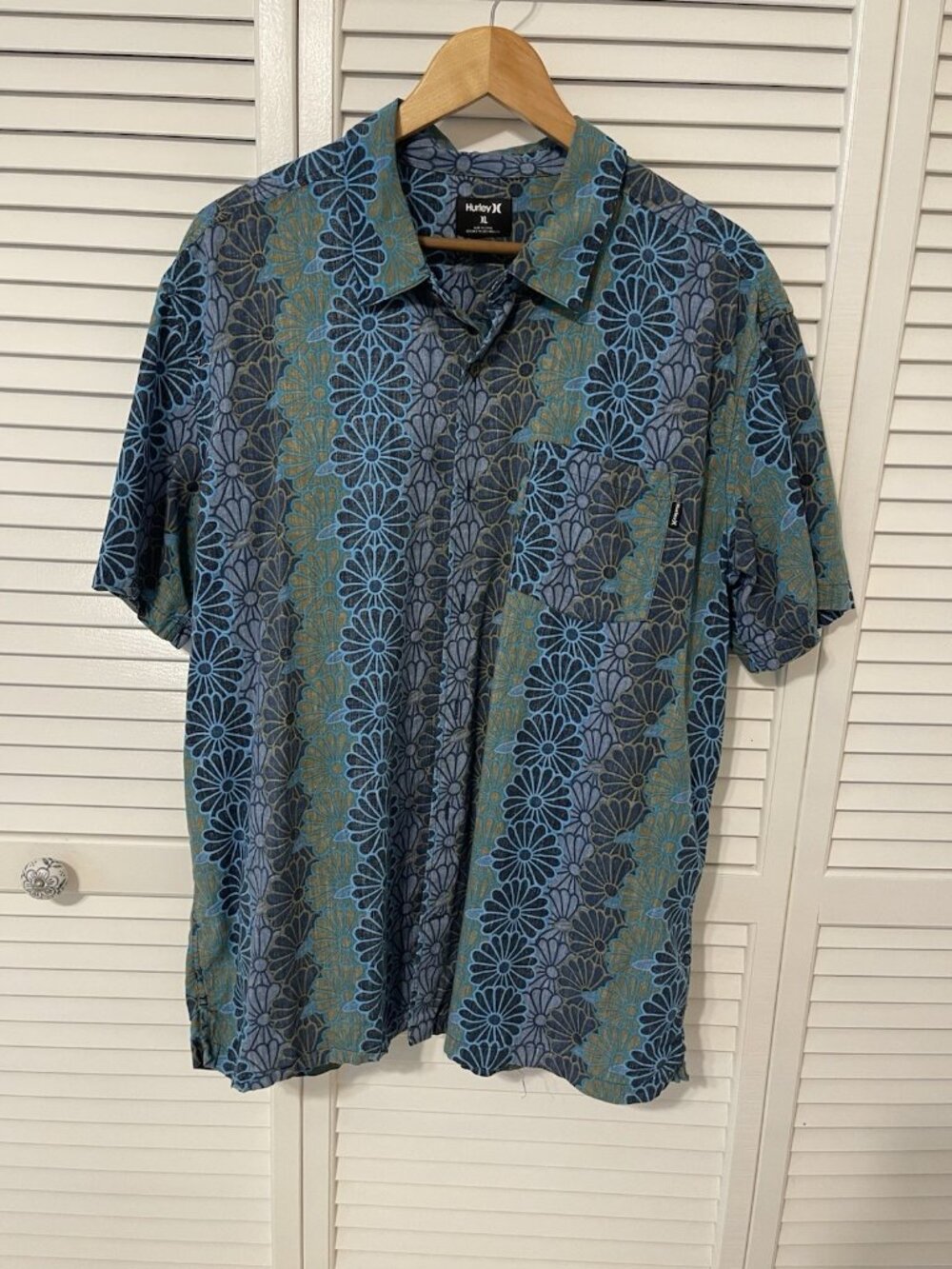 Hurley Men's XL Regular Blue Green Floral Viscose SS Button-Up Woven Pockets